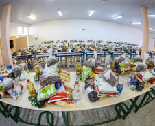 Com as escolas fechadas, boa parte da merenda escolar e kits de alimentos foram novamente distribuídos às famílias mais vulneráveis, repetindo o que havia sido feito em 2020- Foto: Geraldo Bubniak/AEN