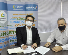 O diretor-presidente da Fomento Paraná, Heraldo Neves, e o prefeito de Ubiratã, Fábio Dalécio, assinaram nesta quarta, 25, o termo de cooperação técnica que estabelece a parceria entre as entidades e permite ao município manter agentes de crédito habilitados para atuar na intermediação de propostas de empréstimos de microcrédito.  - Curitiba, 25/08/2021  -    Foto: Fomento Paraná