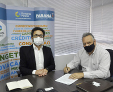 O diretor-presidente da Fomento Paraná, Heraldo Neves, e o prefeito de Ubiratã, Fábio Dalécio, assinaram nesta quarta, 25, o termo de cooperação técnica que estabelece a parceria entre as entidades e permite ao município manter agentes de crédito habilitados para atuar na intermediação de propostas de empréstimos de microcrédito.  - Curitiba, 25/08/2021  -    Foto: Fomento Paraná