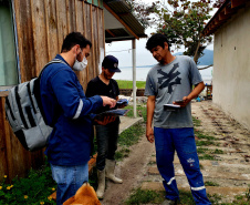  PIAÇAGUERA  - Equipes da Portos do Paraná e do Consórcio Boskalis/ Fabio Bruno/Sli/Dec realizaram nos últimos dias visitas a comunidades de ilhas do Litoral do Paraná para falar sobre a obra de desmonte de rochas (derrocamento), que acontecerá no Porto de Paranaguá.  -  Paranaguá, 26/08/2021  -  Foto: Pierpaolo Notta/Portos do Paraná