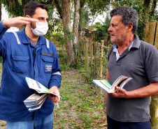  PIAÇAGUERA  - Equipes da Portos do Paraná e do Consórcio Boskalis/ Fabio Bruno/Sli/Dec realizaram nos últimos dias visitas a comunidades de ilhas do Litoral do Paraná para falar sobre a obra de desmonte de rochas (derrocamento), que acontecerá no Porto de Paranaguá.  -  Paranaguá, 26/08/2021  -  Foto: Pierpaolo Notta/Portos do Paraná