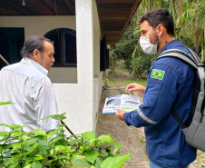  PIAÇAGUERA  - Equipes da Portos do Paraná e do Consórcio Boskalis/ Fabio Bruno/Sli/Dec realizaram nos últimos dias visitas a comunidades de ilhas do Litoral do Paraná para falar sobre a obra de desmonte de rochas (derrocamento), que acontecerá no Porto de Paranaguá.  -  Paranaguá, 26/08/2021  -  Foto: Pierpaolo Notta/Portos do Paraná