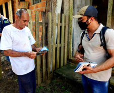 EUROPINHA - Equipes da Portos do Paraná e do Consórcio Boskalis/ Fabio Bruno/Sli/Dec realizaram nos últimos dias visitas a comunidades de ilhas do Litoral do Paraná para falar sobre a obra de desmonte de rochas (derrocamento), que acontecerá no Porto de Paranaguá.  -  Paranaguá, 26/08/2021  -  Foto: Pierpaolo Notta/Porto do Paraná