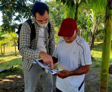 ILHA TEIXEIRA - Equipes da Portos do Paraná e do Consórcio Boskalis/ Fabio Bruno/Sli/Dec realizaram nos últimos dias visitas a comunidades de ilhas do Litoral do Paraná para falar sobre a obra de desmonte de rochas (derrocamento), que acontecerá no Porto de Paranaguá.  -  Paranaguá, 26/08/2021  -  Foto: Pierpaolo Notta/Porto do Paraná