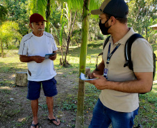 ILHA TEIXEIRA - Equipes da Portos do Paraná e do Consórcio Boskalis/ Fabio Bruno/Sli/Dec realizaram nos últimos dias visitas a comunidades de ilhas do Litoral do Paraná para falar sobre a obra de desmonte de rochas (derrocamento), que acontecerá no Porto de Paranaguá.  -  Paranaguá, 26/08/2021  -  Foto: Pierpaolo Notta/Porto do Paraná