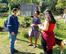 ILHA TEIXEIRA - Equipes da Portos do Paraná e do Consórcio Boskalis/ Fabio Bruno/Sli/Dec realizaram nos últimos dias visitas a comunidades de ilhas do Litoral do Paraná para falar sobre a obra de desmonte de rochas (derrocamento), que acontecerá no Porto de Paranaguá.  -  Paranaguá, 26/08/2021  -  Foto: Pierpaolo Notta/Porto do Paraná