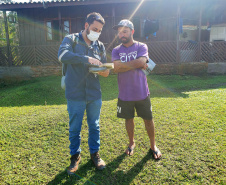 ILHA TEIXEIRA - Equipes da Portos do Paraná e do Consórcio Boskalis/ Fabio Bruno/Sli/Dec realizaram nos últimos dias visitas a comunidades de ilhas do Litoral do Paraná para falar sobre a obra de desmonte de rochas (derrocamento), que acontecerá no Porto de Paranaguá.  -  Paranaguá, 26/08/2021  -  Foto: Pierpaolo Notta/Porto do Paraná