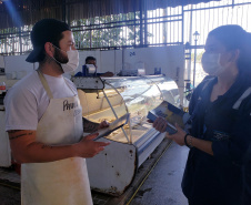VALADARES MERCADO DO PEIXE   - Equipes da Portos do Paraná e do Consórcio Boskalis/ Fabio Bruno/Sli/Dec realizaram nos últimos dias visitas a comunidades de ilhas do Litoral do Paraná para falar sobre a obra de desmonte de rochas (derrocamento), que acontecerá no Porto de Paranaguá.  -  Paranaguá, 26/08/2021  -  Foto: Pierpaolo Notta/Porto do Paraná
