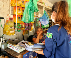 VALADARES MERCADO DO PEIXE   - Equipes da Portos do Paraná e do Consórcio Boskalis/ Fabio Bruno/Sli/Dec realizaram nos últimos dias visitas a comunidades de ilhas do Litoral do Paraná para falar sobre a obra de desmonte de rochas (derrocamento), que acontecerá no Porto de Paranaguá.  -  Paranaguá, 26/08/2021  -  Foto: Pierpaolo Notta/Porto do Paraná