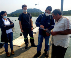 ILHA SÃO MIGUEL- Equipes da Portos do Paraná e do Consórcio Boskalis/ Fabio Bruno/Sli/Dec realizaram nos últimos dias visitas a comunidades de ilhas do Litoral do Paraná para falar sobre a obra de desmonte de rochas (derrocamento), que acontecerá no Porto de Paranaguá.  -  Paranaguá, 26/08/2021  -  Foto: Pierpaolo Notta/Porto do Paraná