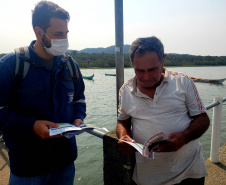 ILHA SÃO MIGUEL- Equipes da Portos do Paraná e do Consórcio Boskalis/ Fabio Bruno/Sli/Dec realizaram nos últimos dias visitas a comunidades de ilhas do Litoral do Paraná para falar sobre a obra de desmonte de rochas (derrocamento), que acontecerá no Porto de Paranaguá.  -  Paranaguá, 26/08/2021  -  Foto: Pierpaolo Notta/Porto do Paraná