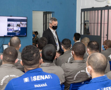 Vinte e oito presos da Penitenciária Estadual de Londrina II (PEL2) receberam seus certificados dos cursos profissionalizantes de construção civil, elétrica predial e refrigeração, ofertados à primeira turma do Projeto Capacitar para Libertar. A cerimônia de formatura ocorreu na tarde desta quinta-feira (26), em uma das salas da penitenciária. -  Londrina, 27/08/2021  -  Foto: DEPEN-PARANÁ