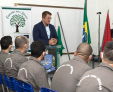 Vinte e oito presos da Penitenciária Estadual de Londrina II (PEL2) receberam seus certificados dos cursos profissionalizantes de construção civil, elétrica predial e refrigeração, ofertados à primeira turma do Projeto Capacitar para Libertar. A cerimônia de formatura ocorreu na tarde desta quinta-feira (26), em uma das salas da penitenciária. -  Londrina, 27/08/2021  -  Foto: DEPEN-PARANÁ