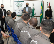 Vinte e oito presos da Penitenciária Estadual de Londrina II (PEL2) receberam seus certificados dos cursos profissionalizantes de construção civil, elétrica predial e refrigeração, ofertados à primeira turma do Projeto Capacitar para Libertar. A cerimônia de formatura ocorreu na tarde desta quinta-feira (26), em uma das salas da penitenciária. -  Londrina, 27/08/2021  -  Foto: DEPEN-PARANÁ