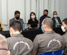 Vinte e oito presos da Penitenciária Estadual de Londrina II (PEL2) receberam seus certificados dos cursos profissionalizantes de construção civil, elétrica predial e refrigeração, ofertados à primeira turma do Projeto Capacitar para Libertar. A cerimônia de formatura ocorreu na tarde desta quinta-feira (26), em uma das salas da penitenciária. -  Londrina, 27/08/2021  -  Foto: DEPEN-PARANÁ