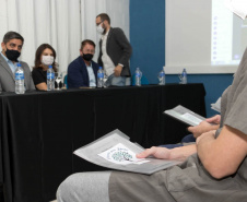 Vinte e oito presos da Penitenciária Estadual de Londrina II (PEL2) receberam seus certificados dos cursos profissionalizantes de construção civil, elétrica predial e refrigeração, ofertados à primeira turma do Projeto Capacitar para Libertar. A cerimônia de formatura ocorreu na tarde desta quinta-feira (26), em uma das salas da penitenciária. -  Londrina, 27/08/2021  -  Foto: DEPEN-PARANÁ