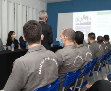 Vinte e oito presos da Penitenciária Estadual de Londrina II (PEL2) receberam seus certificados dos cursos profissionalizantes de construção civil, elétrica predial e refrigeração, ofertados à primeira turma do Projeto Capacitar para Libertar. A cerimônia de formatura ocorreu na tarde desta quinta-feira (26), em uma das salas da penitenciária. -  Londrina, 27/08/2021  -  Foto: DEPEN-PARANÁ