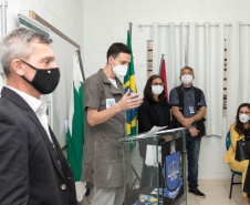 Vinte e oito presos da Penitenciária Estadual de Londrina II (PEL2) receberam seus certificados dos cursos profissionalizantes de construção civil, elétrica predial e refrigeração, ofertados à primeira turma do Projeto Capacitar para Libertar. A cerimônia de formatura ocorreu na tarde desta quinta-feira (26), em uma das salas da penitenciária. -  Londrina, 27/08/2021  -  Foto: DEPEN-PARANÁ