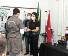 Vinte e oito presos da Penitenciária Estadual de Londrina II (PEL2) receberam seus certificados dos cursos profissionalizantes de construção civil, elétrica predial e refrigeração, ofertados à primeira turma do Projeto Capacitar para Libertar. A cerimônia de formatura ocorreu na tarde desta quinta-feira (26), em uma das salas da penitenciária. -  Londrina, 27/08/2021  -  Foto: DEPEN-PARANÁ
