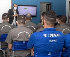 Vinte e oito presos da Penitenciária Estadual de Londrina II (PEL2) receberam seus certificados dos cursos profissionalizantes de construção civil, elétrica predial e refrigeração, ofertados à primeira turma do Projeto Capacitar para Libertar. A cerimônia de formatura ocorreu na tarde desta quinta-feira (26), em uma das salas da penitenciária. -  Londrina, 27/08/2021  -  Foto: DEPEN-PARANÁ
