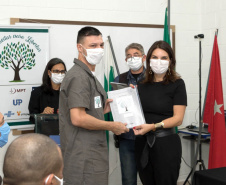 Vinte e oito presos da Penitenciária Estadual de Londrina II (PEL2) receberam seus certificados dos cursos profissionalizantes de construção civil, elétrica predial e refrigeração, ofertados à primeira turma do Projeto Capacitar para Libertar. A cerimônia de formatura ocorreu na tarde desta quinta-feira (26), em uma das salas da penitenciária. -  Londrina, 27/08/2021  -  Foto: DEPEN-PARANÁ