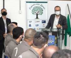 Vinte e oito presos da Penitenciária Estadual de Londrina II (PEL2) receberam seus certificados dos cursos profissionalizantes de construção civil, elétrica predial e refrigeração, ofertados à primeira turma do Projeto Capacitar para Libertar. A cerimônia de formatura ocorreu na tarde desta quinta-feira (26), em uma das salas da penitenciária. -  Londrina, 27/08/2021  -  Foto: DEPEN-PARANÁ