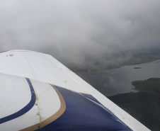 Imagens da aeronave no processo de semeadura de nuvens, realizado de dezembro a maio


. Foto: Sanepar