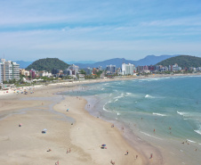 Tem praia, tem trilha, lugar para a família, cultura e aventura. Tem emoção, comida boa, rio e lagoa. Esse é um dos trechos da trilha sonora que embala a campanha de marketing da retomada do turismo no Paraná. Na foto, Guaratuba. Foto: Alessandro Vieira/AEN