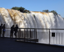 Tem praia, tem trilha, lugar para a família, cultura e aventura. Tem emoção, comida boa, rio e lagoa. Esse é um dos trechos da trilha sonora que embala a campanha de marketing da retomada do turismo no Paraná.  - Na foto,  Foz do Iguaçu - Cataratas Foto: José Fernando Ogura/AEN