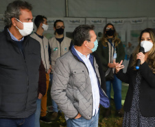 A primeira-dama Luciana Saito Massa, que preside o Conselho de Ação Solidária, e o secretário de Desenvolvimento Sustentável e do Turismo, Márcio Nunes, participam  da distribuição de mudas da campanha Floresce Paraná.F oto: Ari Dias/AEN