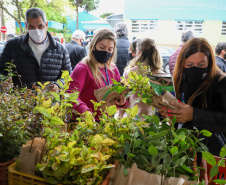 A primeira-dama Luciana Saito Massa, que preside o Conselho de Ação Solidária, e o secretário de Desenvolvimento Sustentável e do Turismo, Márcio Nunes, participam  da distribuição de mudas da campanha Floresce Paraná.F oto: Ari Dias/AEN