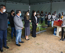 A primeira-dama Luciana Saito Massa, que preside o Conselho de Ação Solidária, e o secretário de Desenvolvimento Sustentável e do Turismo, Márcio Nunes, participam  da distribuição de mudas da campanha Floresce Paraná.F oto: Ari Dias/AEN