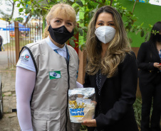 A primeira-dama Luciana Saito Massa, que preside o Conselho de Ação Solidária, e o secretário de Desenvolvimento Sustentável e do Turismo, Márcio Nunes, participam  da distribuição de mudas da campanha Floresce Paraná.F oto: Ari Dias/AEN