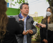 A primeira-dama Luciana Saito Massa, que preside o Conselho de Ação Solidária, e o secretário de Desenvolvimento Sustentável e do Turismo, Márcio Nunes, participam  da distribuição de mudas da campanha Floresce Paraná.F oto: Ari Dias/AEN