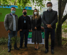 A primeira-dama Luciana Saito Massa, que preside o Conselho de Ação Solidária, e o secretário de Desenvolvimento Sustentável e do Turismo, Márcio Nunes, participam  da distribuição de mudas da campanha Floresce Paraná.F oto: Ari Dias/AEN