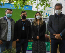 A primeira-dama Luciana Saito Massa, que preside o Conselho de Ação Solidária, e o secretário de Desenvolvimento Sustentável e do Turismo, Márcio Nunes, participam  da distribuição de mudas da campanha Floresce Paraná.F oto: Ari Dias/AEN