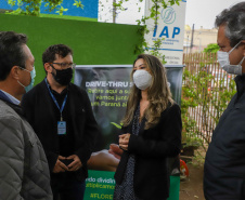 A primeira-dama Luciana Saito Massa, que preside o Conselho de Ação Solidária, e o secretário de Desenvolvimento Sustentável e do Turismo, Márcio Nunes, participam  da distribuição de mudas da campanha Floresce Paraná.F oto: Ari Dias/AEN