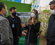 A primeira-dama Luciana Saito Massa, que preside o Conselho de Ação Solidária, e o secretário de Desenvolvimento Sustentável e do Turismo, Márcio Nunes, participam  da distribuição de mudas da campanha Floresce Paraná.F oto: Ari Dias/AEN