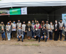 A primeira-dama Luciana Saito Massa, que preside o Conselho de Ação Solidária, e o secretário de Desenvolvimento Sustentável e do Turismo, Márcio Nunes, participam  da distribuição de mudas da campanha Floresce Paraná.F oto: Ari Dias/AEN