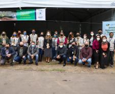 A primeira-dama Luciana Saito Massa, que preside o Conselho de Ação Solidária, e o secretário de Desenvolvimento Sustentável e do Turismo, Márcio Nunes, participam  da distribuição de mudas da campanha Floresce Paraná.F oto: Ari Dias/AEN