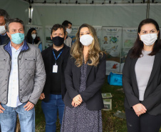 A primeira-dama Luciana Saito Massa, que preside o Conselho de Ação Solidária, e o secretário de Desenvolvimento Sustentável e do Turismo, Márcio Nunes, participam  da distribuição de mudas da campanha Floresce Paraná.F oto: Ari Dias/AEN