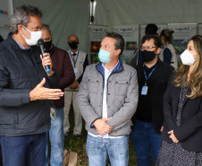 A primeira-dama Luciana Saito Massa, que preside o Conselho de Ação Solidária, e o secretário de Desenvolvimento Sustentável e do Turismo, Márcio Nunes, participam  da distribuição de mudas da campanha Floresce Paraná.F oto: Ari Dias/AEN