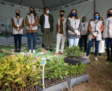 A primeira-dama Luciana Saito Massa, que preside o Conselho de Ação Solidária, e o secretário de Desenvolvimento Sustentável e do Turismo, Márcio Nunes, participam  da distribuição de mudas da campanha Floresce Paraná.F oto: Ari Dias/AEN