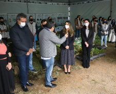 A primeira-dama Luciana Saito Massa, que preside o Conselho de Ação Solidária, e o secretário de Desenvolvimento Sustentável e do Turismo, Márcio Nunes, participam  da distribuição de mudas da campanha Floresce Paraná.F oto: Ari Dias/AEN