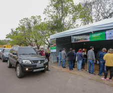 A primeira-dama Luciana Saito Massa, que preside o Conselho de Ação Solidária, e o secretário de Desenvolvimento Sustentável e do Turismo, Márcio Nunes, participam  da distribuição de mudas da campanha Floresce Paraná.F oto: Valdelino Pontes