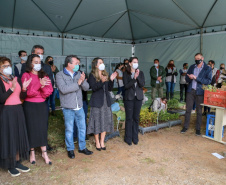 A primeira-dama Luciana Saito Massa, que preside o Conselho de Ação Solidária, e o secretário de Desenvolvimento Sustentável e do Turismo, Márcio Nunes, participam  da distribuição de mudas da campanha Floresce Paraná.F oto: Valdelino Pontes