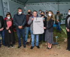 A primeira-dama Luciana Saito Massa, que preside o Conselho de Ação Solidária, e o secretário de Desenvolvimento Sustentável e do Turismo, Márcio Nunes, participam  da distribuição de mudas da campanha Floresce Paraná.F oto: Valdelino Pontes