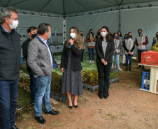 A primeira-dama Luciana Saito Massa, que preside o Conselho de Ação Solidária, e o secretário de Desenvolvimento Sustentável e do Turismo, Márcio Nunes, participam  da distribuição de mudas da campanha Floresce Paraná.F oto: Valdelino Pontes