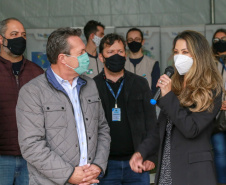 A primeira-dama Luciana Saito Massa, que preside o Conselho de Ação Solidária, e o secretário de Desenvolvimento Sustentável e do Turismo, Márcio Nunes, participam  da distribuição de mudas da campanha Floresce Paraná.F oto: Valdelino Pontes