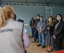 A primeira-dama Luciana Saito Massa, que preside o Conselho de Ação Solidária, e o secretário de Desenvolvimento Sustentável e do Turismo, Márcio Nunes, participam  da distribuição de mudas da campanha Floresce Paraná.F oto: Valdelino Pontes